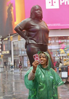 New York, ABD: 16 Mayıs 2025 - New Yorklular daha erken sağanak yağış sırasında sokaktalar. (Niyi Fote/Thenews2)