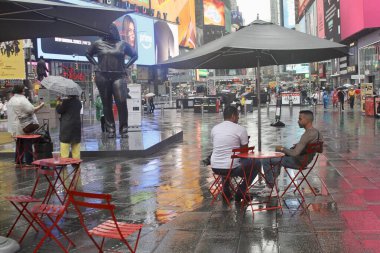 New York, ABD: 16 Mayıs 2025 - New York halkı daha erken sağanak yağış sırasında sokaklara döküldü. Hava tahminlerine göre, New Yorklular 69f 'un ortasında öğleden sonra 2' den yaklaşık% 70 oranında yağış beklemelerine karşın, başlarken hepsi sürpriz bir şekilde kesildiler. (Niyi Fote/Thenews2)