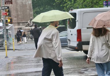 New York, ABD: 16 Mayıs 2025 - New York halkı daha erken sağanak yağış sırasında sokaklara döküldü. Hava tahminlerine göre, New Yorklular 69f 'un ortasında öğleden sonra 2' den yaklaşık% 70 oranında yağış beklemelerine karşın, başlarken hepsi sürpriz bir şekilde kesildiler. (Niyi Fote/Thenews2)