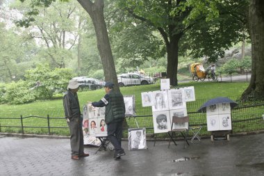 New York, ABD: 16 Mayıs 2025 - New York halkı daha erken sağanak yağış sırasında sokaklara döküldü. Hava tahminlerine göre, New Yorklular 69f 'un ortasında öğleden sonra 2' den yaklaşık% 70 oranında yağış beklemelerine karşın, başlarken hepsi sürpriz bir şekilde kesildiler. (Niyi Fote/Thenews2)