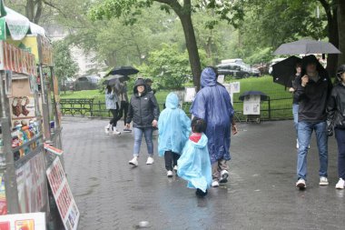 New York, ABD: 16 Mayıs 2025 - New York halkı daha erken sağanak yağış sırasında sokaklara döküldü. Hava tahminlerine göre, New Yorklular 69f 'un ortasında öğleden sonra 2' den yaklaşık% 70 oranında yağış beklemelerine karşın, başlarken hepsi sürpriz bir şekilde kesildiler. (Niyi Fote/Thenews2)