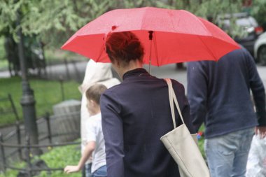 New York, ABD: 16 Mayıs 2025 - New York halkı daha erken sağanak yağış sırasında sokaklara döküldü. Hava tahminlerine göre, New Yorklular 69f 'un ortasında öğleden sonra 2' den yaklaşık% 70 oranında yağış beklemelerine karşın, başlarken hepsi sürpriz bir şekilde kesildiler. (Niyi Fote/Thenews2)