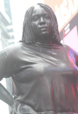 New York, ABD: 16 Mayıs 2025 - yıldızlara dayanan, sanatçısı Thomas J. Price tarafından yapılan ve çalışmaları çoğunlukla geleneksel kimlik ve temsil kavramlarına meydan okuyan 3,5 metre uzunluğunda bir bronz heykel. (Fotoğraf: Niyi Fote / Thenews2 / Depozito Fotoğrafları) 