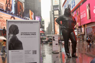 New York, ABD: 16 Mayıs 2025 - yıldızlara dayanan, sanatçısı Thomas J. Price tarafından yapılan ve çalışmaları çoğunlukla geleneksel kimlik ve temsil kavramlarına meydan okuyan 3,5 metre uzunluğunda bir bronz heykel. (Fotoğraf: Niyi Fote / Thenews2 / Depozito Fotoğrafları) 