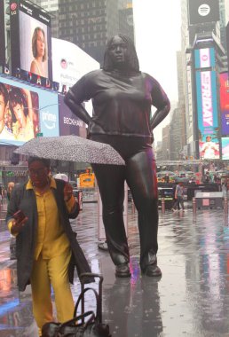 New York, ABD: 16 Mayıs 2025 - yıldızlara dayanan, sanatçısı Thomas J. Price tarafından yapılan ve çalışmaları çoğunlukla geleneksel kimlik ve temsil kavramlarına meydan okuyan 3,5 metre uzunluğunda bir bronz heykel. (Fotoğraf: Niyi Fote / Thenews2 / Depozito Fotoğrafları) 