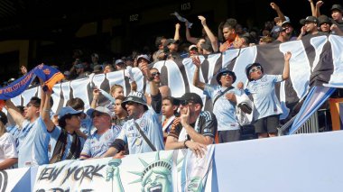 New York, ABD: 17 Mayıs 2025 - Mls maçı için Citifield Citifield Citifield 'da Nickfc ve Red Bull arasında oynanan futbol maçının taraftarları. (Fotoğraf: Niyi Fote / Thenews2 / Depozito Fotoğrafları) 