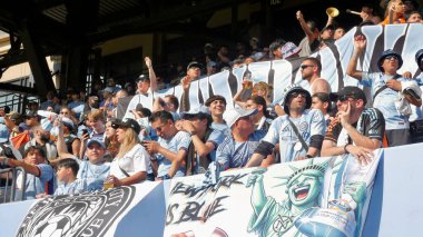 New York, ABD: 17 Mayıs 2025 - Mls maçı için Citifield Citifield Citifield 'da Nickfc ve Red Bull arasında oynanan futbol maçının taraftarları. (Fotoğraf: Niyi Fote / Thenews2 / Depozito Fotoğrafları) 