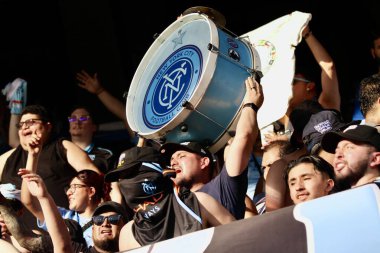 New York, ABD: 17 Mayıs 2025 - Mls maçı için Citifield Citifield Citifield 'da Nickfc ve Red Bull arasında oynanan futbol maçının taraftarları. (Fotoğraf: Niyi Fote / Thenews2 / Depozito Fotoğrafları) 