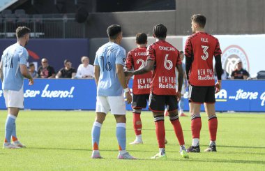 17 Mayıs 2025, New York, ABD: NickFC martinez 'i ve Nemfc ve Red Bull arasındaki futbol maçı sırasında Mls maçı için geçerli olan Red Bull. (Niyi Fote/Thenews2)