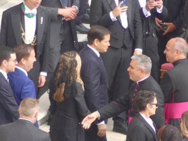 Papa XIV. Leo açılış ayinine başkanlık ediyor. 18 Mayıs 2025, Aziz Peter Meydanı, Vatikan, Vatikan, Roma, İtalya: 300,000 'den fazla tapanı karşılamak için St. Peter Meydanı' nda toplandı (Julia Mineeva / thews2)