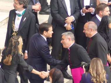 Papa XIV. Leo açılış ayinine başkanlık ediyor. 18 Mayıs 2025, Aziz Peter Meydanı, Vatikan, Vatikan, Roma, İtalya: 300,000 'den fazla tapanı karşılamak için St. Peter Meydanı' nda toplandı (Julia Mineeva / thews2)