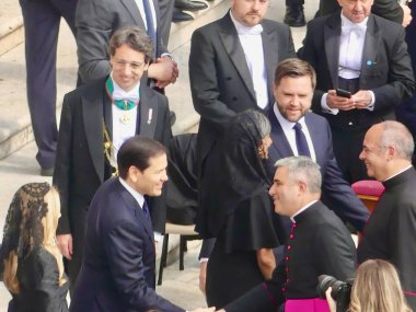 Papa XIV. Leo açılış ayinine başkanlık ediyor. 18 Mayıs 2025, Aziz Peter Meydanı, Vatikan, Vatikan, Roma, İtalya: 300,000 'den fazla tapanı karşılamak için St. Peter Meydanı' nda toplandı (Julia Mineeva / thews2)