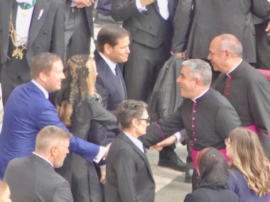 Papa XIV. Leo açılış ayinine başkanlık ediyor. 18 Mayıs 2025, Aziz Peter Meydanı, Vatikan, Vatikan, Roma, İtalya: 300,000 'den fazla tapanı karşılamak için St. Peter Meydanı' nda toplandı (Julia Mineeva / thews2)