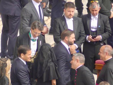 Papa XIV. Leo açılış ayinine başkanlık ediyor. 18 Mayıs 2025, Aziz Peter Meydanı, Vatikan, Vatikan, Roma, İtalya: 300,000 'den fazla tapanı karşılamak için St. Peter Meydanı' nda toplandı (Julia Mineeva / thews2)