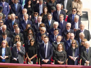 Papa XIV. Leo açılış ayinine başkanlık ediyor. 18 Mayıs 2025, Aziz Peter Meydanı, Vatikan, Vatikan, Roma, İtalya: 300,000 'den fazla tapanı karşılamak için St. Peter Meydanı' nda toplandı (Julia Mineeva / thews2)