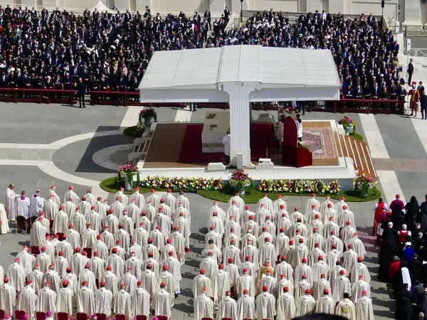 Papa XIV. Leo açılış ayinine başkanlık ediyor. 18 Mayıs 2025, Aziz Peter Meydanı, Vatikan, Vatikan, Roma, İtalya: 300,000 'den fazla tapanı karşılamak için St. Peter Meydanı' nda toplandı (Julia Mineeva / thews2)