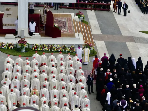 Papa XIV. Leo açılış ayinine başkanlık ediyor. 18 Mayıs 2025, Aziz Peter Meydanı, Vatikan, Vatikan, Roma, İtalya: 300,000 'den fazla tapanı karşılamak için St. Peter Meydanı' nda toplandı (Julia Mineeva / thews2)
