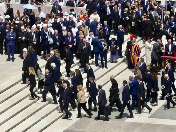 Papa XIV. Leo açılış ayinine başkanlık ediyor. 18 Mayıs 2025, Aziz Peter Meydanı, Vatikan, Vatikan, Roma, İtalya: 300,000 'den fazla tapanı karşılamak için St. Peter Meydanı' nda toplandı (Julia Mineeva / thews2)