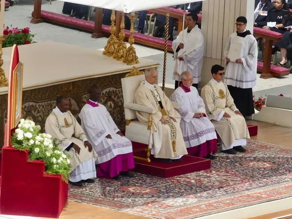 Papa XIV. Leo açılış ayinine başkanlık ediyor. 18 Mayıs 2025, Aziz Peter Meydanı, Vatikan, Vatikan, Roma, İtalya: 300,000 'den fazla tapanı karşılamak için St. Peter Meydanı' nda toplandı (Julia Mineeva / thews2)