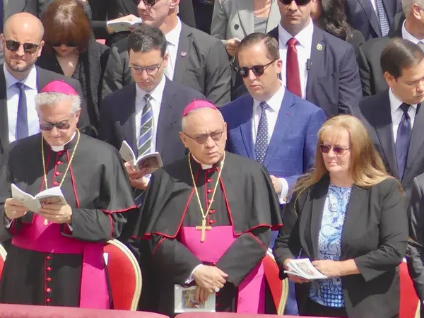 Papa XIV. Leo açılış ayinine başkanlık ediyor. 18 Mayıs 2025, Aziz Peter Meydanı, Vatikan, Vatikan, Roma, İtalya: 300,000 'den fazla tapanı karşılamak için St. Peter Meydanı' nda toplandı (Julia Mineeva / thews2)