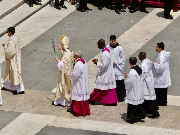 Papa XIV. Leo açılış ayinine başkanlık ediyor. 18 Mayıs 2025, Aziz Peter Meydanı, Vatikan, Vatikan, Roma, İtalya: 300,000 'den fazla tapanı karşılamak için St. Peter Meydanı' nda toplandı (Julia Mineeva / thews2)