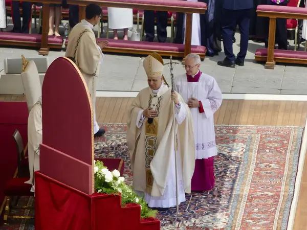 Papa XIV. Leo açılış ayinine başkanlık ediyor. 18 Mayıs 2025, Aziz Peter Meydanı, Vatikan, Vatikan, Roma, İtalya: 300,000 'den fazla tapanı karşılamak için St. Peter Meydanı' nda toplandı (Julia Mineeva / thews2)