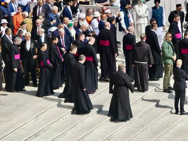 Papa XIV. Leo açılış ayinine başkanlık ediyor. 18 Mayıs 2025, Aziz Peter Meydanı, Vatikan, Vatikan, Roma, İtalya: 300,000 'den fazla tapanı karşılamak için St. Peter Meydanı' nda toplandı (Julia Mineeva / thews2)