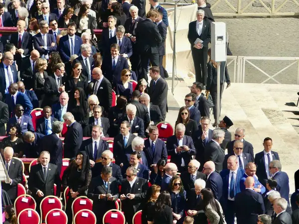 Papa XIV. Leo açılış ayinine başkanlık ediyor. 18 Mayıs 2025, Aziz Peter Meydanı, Vatikan, Vatikan, Roma, İtalya: 300,000 'den fazla tapanı karşılamak için St. Peter Meydanı' nda toplandı (Julia Mineeva / thews2)