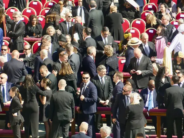 Papa XIV. Leo açılış ayinine başkanlık ediyor. 18 Mayıs 2025, Aziz Peter Meydanı, Vatikan, Vatikan, Roma, İtalya: 300,000 'den fazla tapanı karşılamak için St. Peter Meydanı' nda toplandı (Julia Mineeva / thews2)