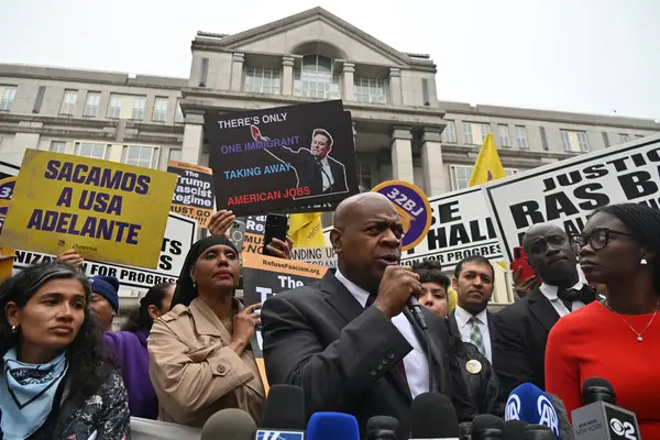 Newark Belediye Başkanı ras Baraka, 15 Mayıs 2025 'te Newark, New Jersey' deki duruşması ve statü konferansı sonrasında New Jersey bölge mahkemesi dışında basın mensuplarına konuştu. (Kyle Mazza\ yeni2))