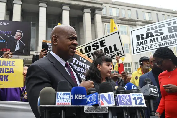 Newark Belediye Başkanı ras Baraka, 15 Mayıs 2025 'te Newark, New Jersey' deki duruşması ve statü konferansı sonrasında New Jersey bölge mahkemesi dışında basın mensuplarına konuştu. (Kyle Mazza\ yeni2))