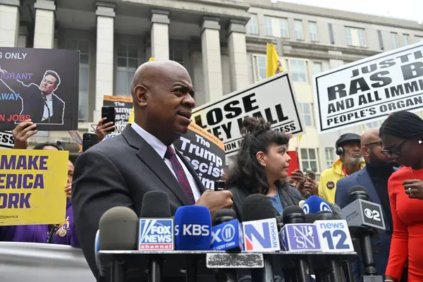 Newark Belediye Başkanı ras Baraka, 15 Mayıs 2025 'te Newark, New Jersey' deki duruşması ve statü konferansı sonrasında New Jersey bölge mahkemesi dışında basın mensuplarına konuştu. (Kyle Mazza\ yeni2))