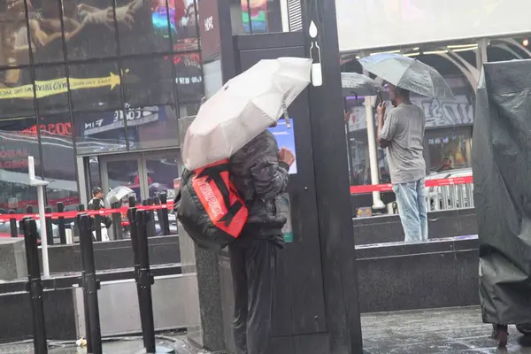 New York, ABD: 16 Mayıs 2025 - New York halkı daha erken sağanak yağış sırasında sokaklara döküldü. Hava tahminlerine göre, New Yorklular 69f 'un ortasında öğleden sonra 2' den yaklaşık% 70 oranında yağış beklemelerine karşın, başlarken hepsi sürpriz bir şekilde kesildiler. (Niyi Fote/Thenews2)