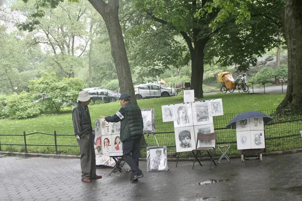 New York, ABD: 16 Mayıs 2025 - New York halkı daha erken sağanak yağış sırasında sokaklara döküldü. Hava tahminlerine göre, New Yorklular 69f 'un ortasında öğleden sonra 2' den yaklaşık% 70 oranında yağış beklemelerine karşın, başlarken hepsi sürpriz bir şekilde kesildiler. (Niyi Fote/Thenews2)