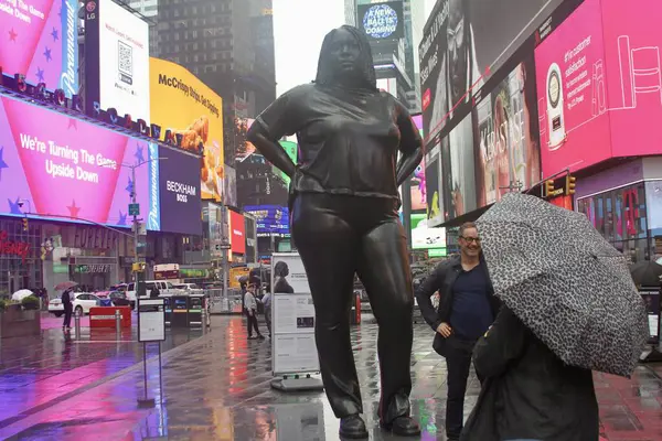 New York, ABD: 16 Mayıs 2025 - yıldızlara dayanan, sanatçısı Thomas J. Price tarafından yapılan ve çalışmaları çoğunlukla geleneksel kimlik ve temsil kavramlarına meydan okuyan 3,5 metre uzunluğunda bir bronz heykel. (Fotoğraf: Niyi Fote / Thenews2 / Depozito Fotoğrafları) 