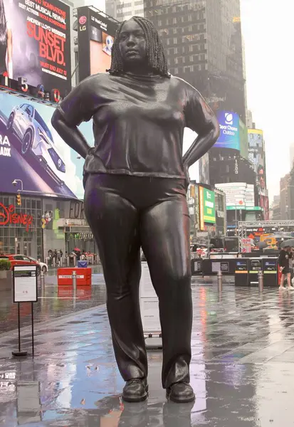 New York, ABD: 16 Mayıs 2025 - yıldızlara dayanan, sanatçısı Thomas J. Price tarafından yapılan ve çalışmaları çoğunlukla geleneksel kimlik ve temsil kavramlarına meydan okuyan 3,5 metre uzunluğunda bir bronz heykel. (Fotoğraf: Niyi Fote / Thenews2 / Depozito Fotoğrafları) 