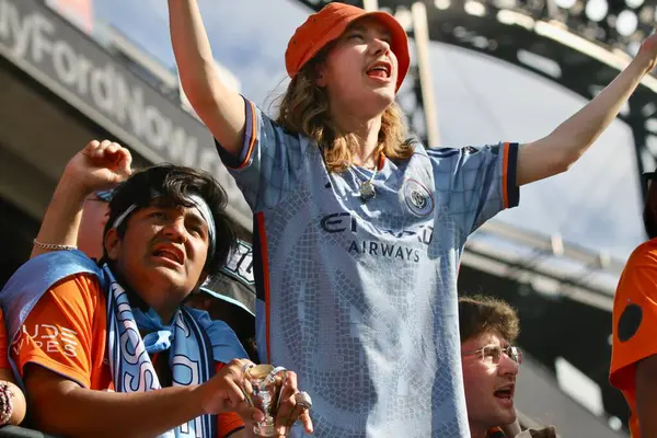 New York, ABD: 17 Mayıs 2025 - Mls maçı için Citifield Citifield Citifield 'da Nickfc ve Red Bull arasında oynanan futbol maçının taraftarları. (Fotoğraf: Niyi Fote / Thenews2 / Depozito Fotoğrafları) 
