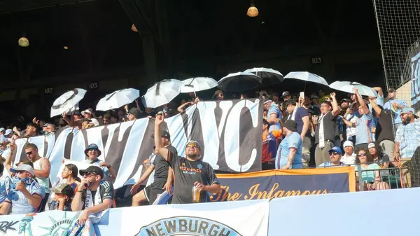 New York, ABD: 17 Mayıs 2025 - Mls maçı için Citifield Citifield Citifield 'da Nickfc ve Red Bull arasında oynanan futbol maçının taraftarları. (Fotoğraf: Niyi Fote / Thenews2 / Depozito Fotoğrafları) 