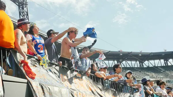 New York, ABD: 17 Mayıs 2025 - Mls maçı için Citifield Citifield Citifield 'da Nickfc ve Red Bull arasında oynanan futbol maçının taraftarları. (Fotoğraf: Niyi Fote / Thenews2 / Depozito Fotoğrafları) 