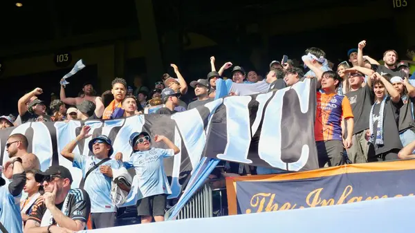 New York, ABD: 17 Mayıs 2025 - Mls maçı için Citifield Citifield Citifield 'da Nickfc ve Red Bull arasında oynanan futbol maçının taraftarları. (Fotoğraf: Niyi Fote / Thenews2 / Depozito Fotoğrafları) 