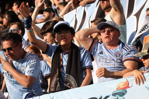 New York, ABD: 17 Mayıs 2025 - Mls maçı için Citifield Citifield Citifield 'da Nickfc ve Red Bull arasında oynanan futbol maçının taraftarları. (Fotoğraf: Niyi Fote / Thenews2 / Depozito Fotoğrafları) 