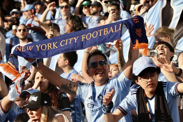 New York, ABD: 17 Mayıs 2025 - Mls maçı için Citifield Citifield Citifield 'da Nickfc ve Red Bull arasında oynanan futbol maçının taraftarları. (Fotoğraf: Niyi Fote / Thenews2 / Depozito Fotoğrafları) 