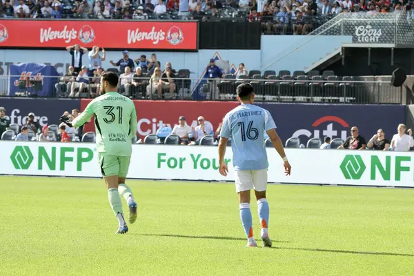 New York, ABD: 17 Mayıs 2025 - Nickfc 'nin Martinez' i ve Red Bull 'un kalecisi, futbol maçında Nickfc ve Red Bull arasında Mls maçı için geçerli olan Albay. (Fotoğraf: Niyi Fote / Thenews2)