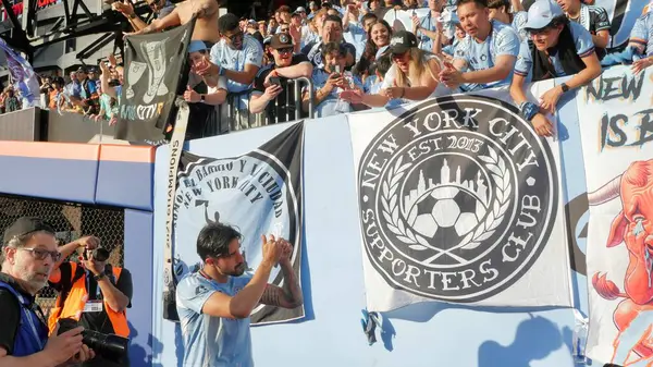 17 Mayıs 2025, New York, ABD: Thiago Martins of Nycfc futbol maçı sırasında Nickfc ve Red Bull arasında Mls maçı için geçerli. (Niyi Fote/Thenews2) 