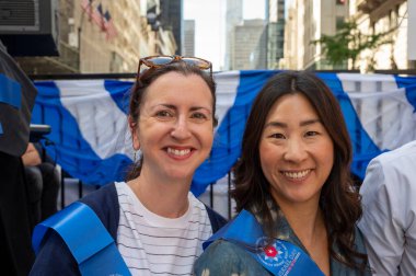 18 Mayıs 2025, New York, New York, ABD meclis üyesi Nys rozic ve Nys meclis üyesi Grace Lee 18 Mayıs 2025 'te New York' ta düzenlenen Beşinci Cadde 'deki İsrail Günü geçit törenine katıldı. (m10 'lar / yeniler 2)