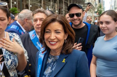 18 Mayıs 2025, New York, New York, ABD: New York eyalet valisi Kathy Hochul 18 Mayıs 2025 'te New York' ta beşinci caddedeki İsrail günü geçit törenine katılıyor. (m10 'lar / yeniler 2)