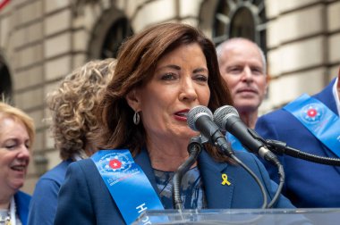18 Mayıs 2025, New York, ABD: New York eyalet valisi Kathy Hochul 18 Mayıs 2025 'te New York' ta İsrail günü geçit töreninin başında basına konuştu. (Fotoğraf: m10 'lar / yeniler 2)