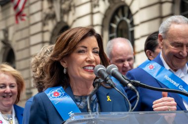 18 Mayıs 2025, New York, ABD: New York eyalet valisi Kathy Hochul 18 Mayıs 2025 'te New York' ta İsrail günü geçit töreninin başında basına konuştu. (Fotoğraf: m10 'lar / yeniler 2)