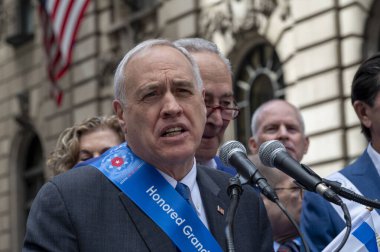 18 Mayıs 2025, New York, New York, ABD: New York eyalet müfettişi Tom Dinapoli 18 Mayıs 2025 'te New York' ta İsrail Günü geçit töreninin başında medyaya konuştu. (m10 'lar / yeniler 2)