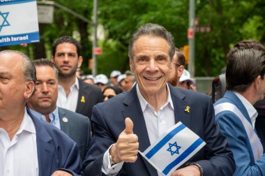 18 Mayıs 2025, New York, ABD: Eski vali ve belediye başkanı adayı Andrew Cuomo, 18 Mayıs 2025 'te New York' ta İsrail günü geçit töreninde yürüdü. (Fotoğraf: M10 'lar / Tenews2)